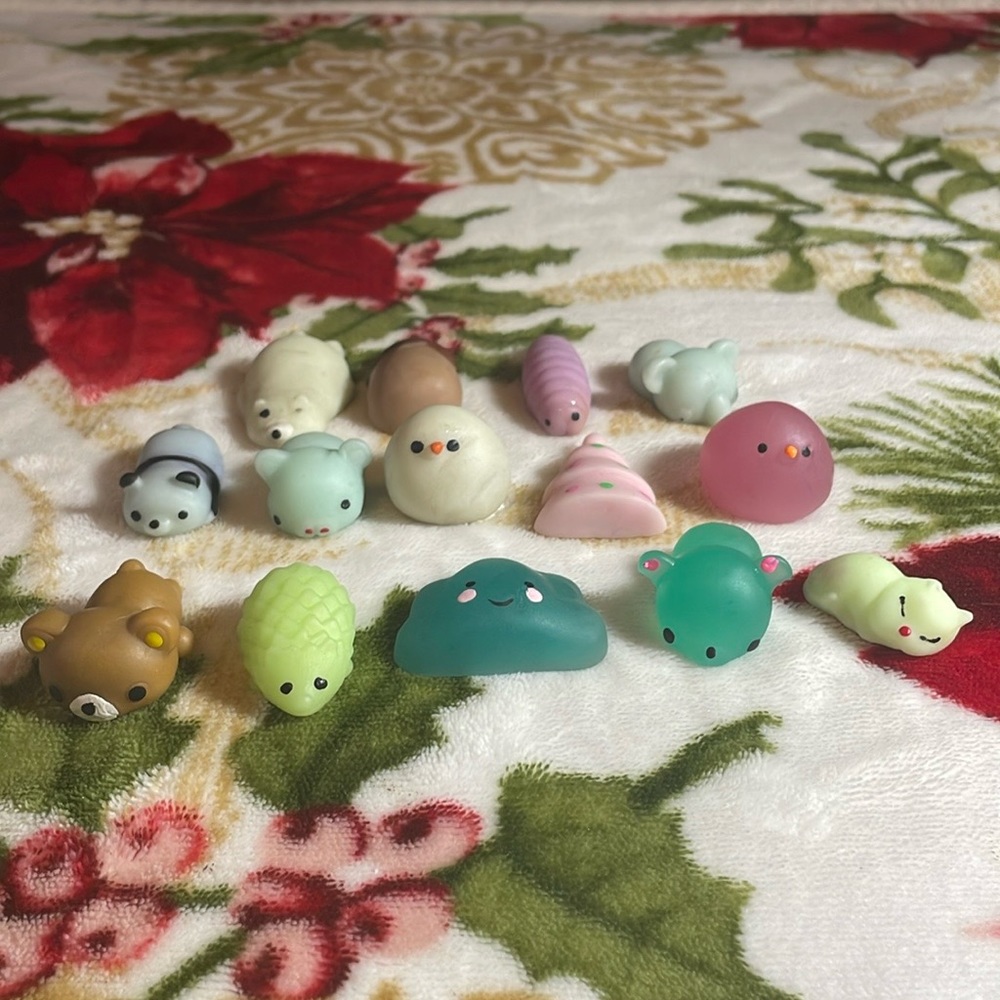 14 mini mochi toys